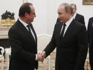 epa05042945 Russian President Vladimir Putin (R) welcomes French President Francois Hollande (L), during their meeting in Moscow Kremlin, Russia, 26 November 2015. Francois Holland arrived in Moscow to discuss coordination in their common struggle against so called Islamic State terrorist formation in Syria.  EPA/SERGEI CHIRIKOV / POOL